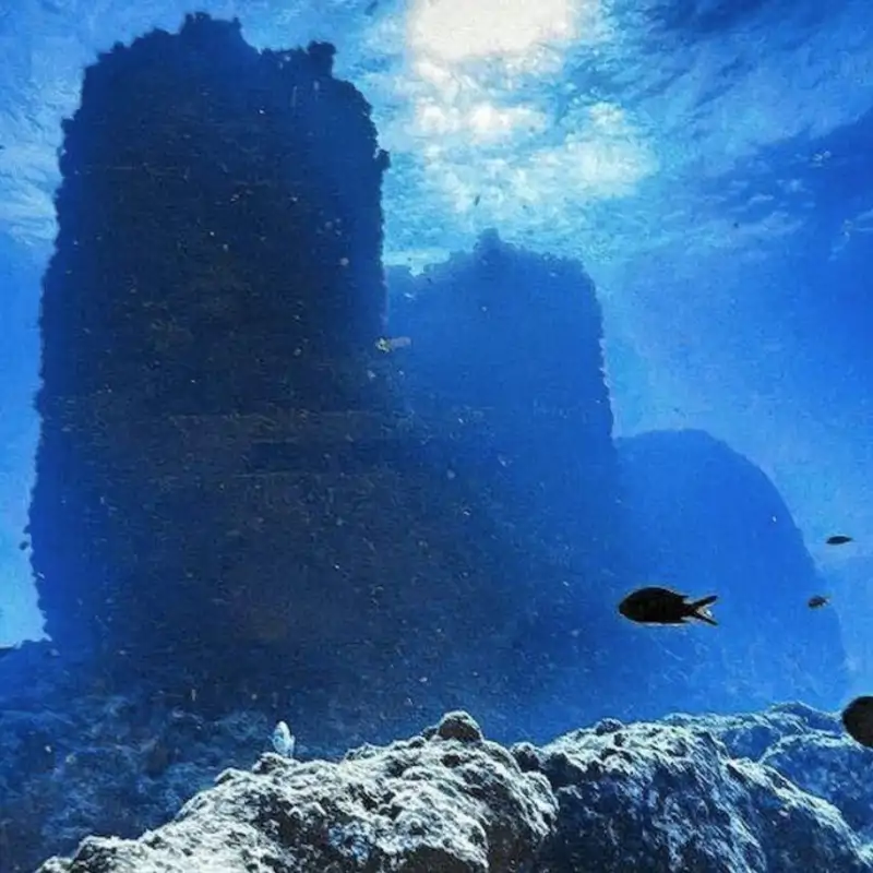 Restos del puerto sumergido descubierto cerca de Taposiris Magna, Egipto.