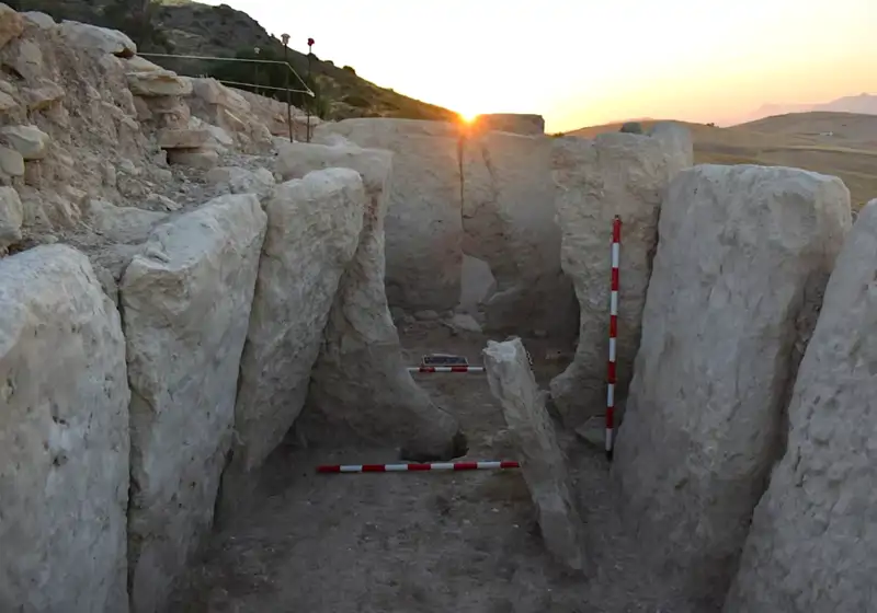 Interior del dolmen de La Lentejuela en Málaga.