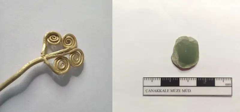 A la izquierda, detalle del broche de oro y a la derecha, la pieza de jade encontrada también en el yacimiento.