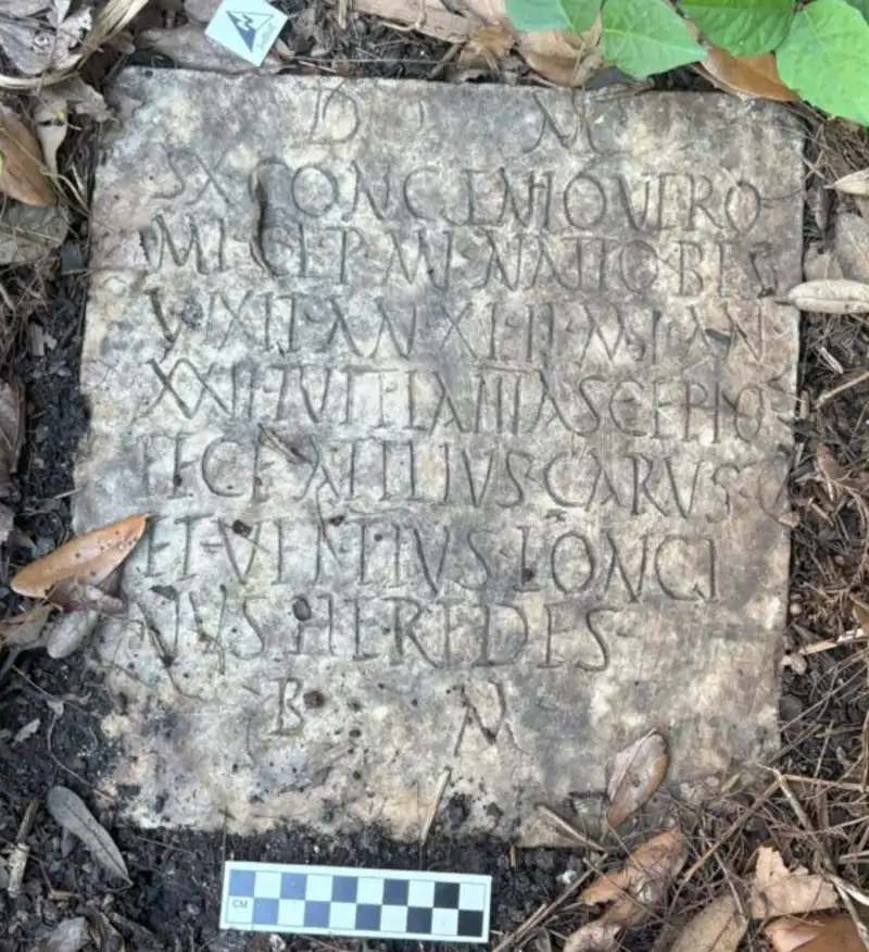 Detalle de la lápida de mármol de época romana encontrada en un jardín de Nueva Orleans.