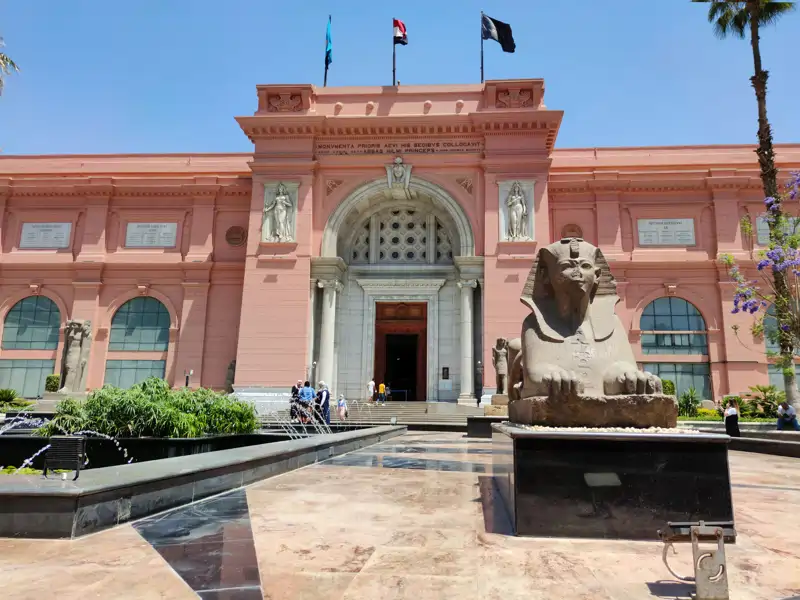 Fachada principal del Museo Egipcio de El Cairo, en la plaza Tahrir.