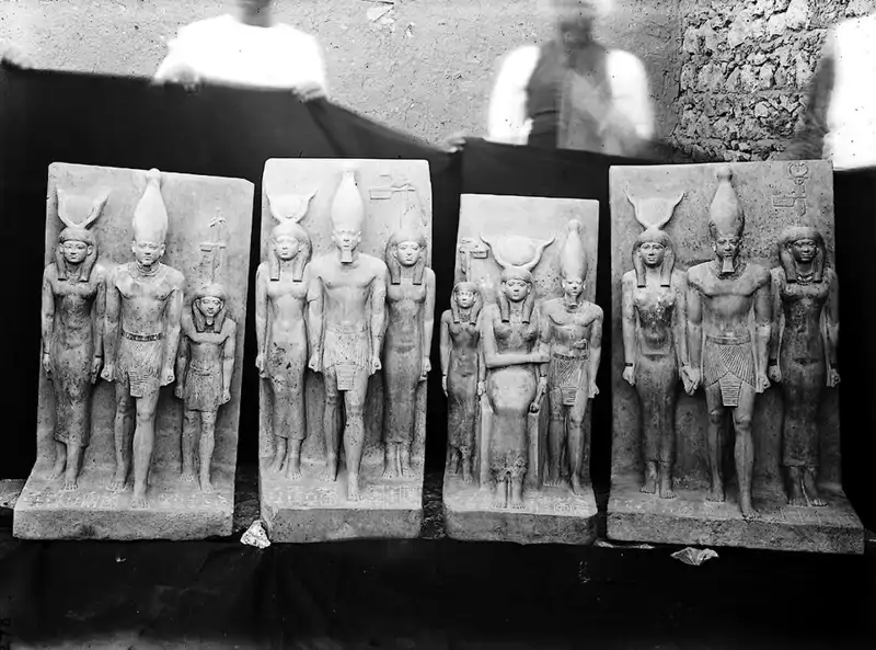 Cuatro tr&#237;adas de Micerino mostradas tras su descubrimiento en Giza. Fotograf&#237;a tomada por George Reisner en 1908.
