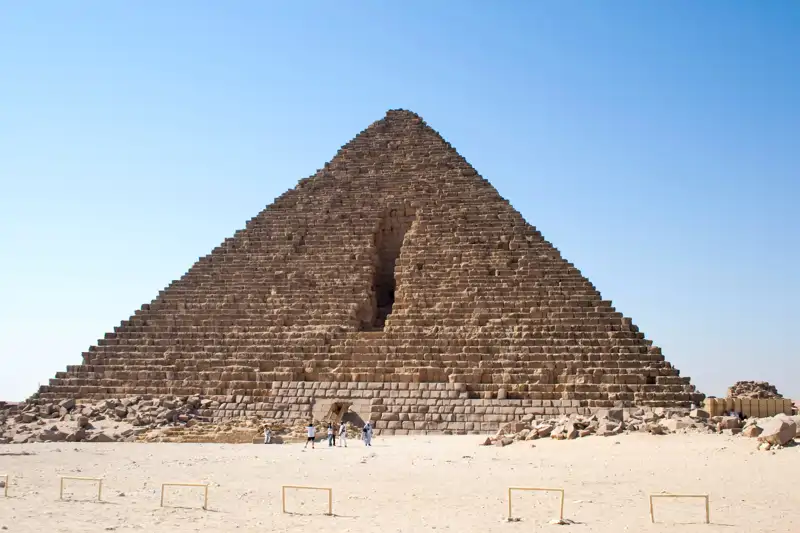 Imagen de la grieta practicada en la pir&#225;mide de Micerino por orden del hijo de Saladino, el sult&#225;n de Egipto Al-Aziz Uthman, en el siglo XII.
