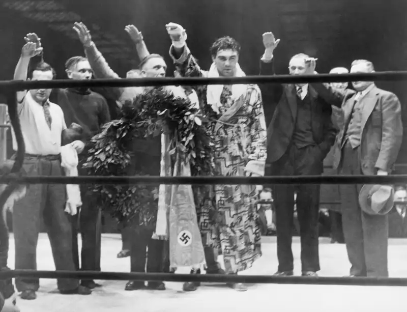 Max Schmeling, con sus acompa&#241;antes, haciendo el saludo nazi tras su victoria sobre Steve Hamas en Hamburgo, Alemania, el 10 de marzo de 1935.
