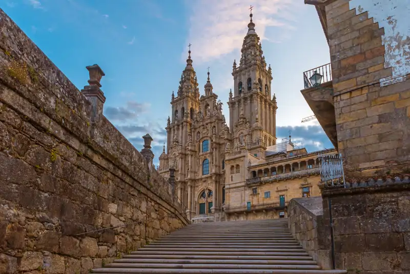 En el siglo X, el sepulcro de Santiago en Compostela comenzaba a cobrar fama entre los cristianos peninsulares. En la imagen, fachada barroca de la catedral, muy diferente al peque&#241;o templo prerrom&#225;nico que exist&#237;a en el lugar durante el ataque de Almanzor.&amp;nbsp;
