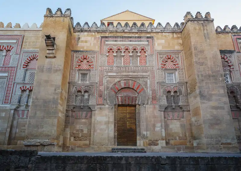 Los botines cosechados durante las aceifas, y en especial el saqueo de Compostela, permitieron a Almanzor ampliar la mezquita de C&#243;rdoba a finales del siglo X. En la imagen, puerta antigua de la Concepci&#243;n, edificada durante el gobierno de Almanzor.&amp;nbsp;
