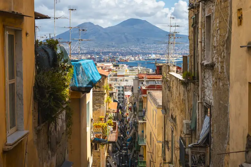 La rica ciudad de N&#225;poles era el puerto m&#225;s importante del Mediterr&#225;neo occidental, y su posesi&#243;n provoc&#243; las Guerras de Italia que enfrentaron a franceses y aragoneses desde 1494.&amp;nbsp;
