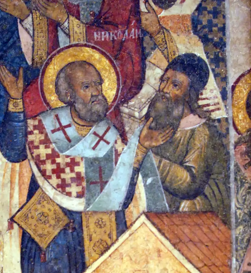Seg&#250;n al leyenda san Nicol&#225;s abofete&#243; a Ario durante el concilio, escena representada en este icono bizantino dedicado a la vida del santo.
