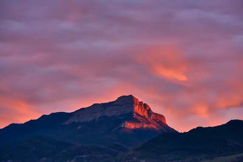 La Pe&#241;a Oroel se yergue ante Jaca y el valle del Arag&#243;n como s&#237;mbolo de los m&#237;ticos or&#237;genes del reino.&amp;nbsp;
