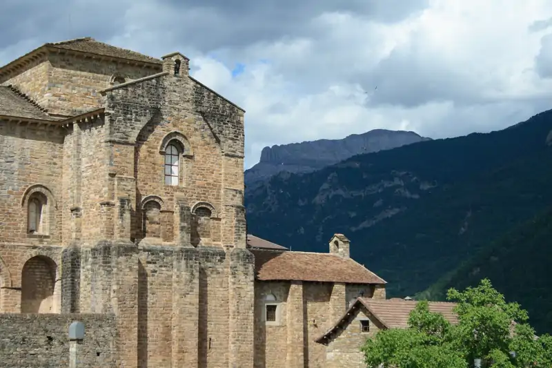 El monasterio de Siresa pudo acoger la reliquia del Santo Grial aragon&#233;s durante el siglo IX. La riqueza de su biblioteca, que conservaba textos de Virgilio, Horacio y San Agust&#237;n de Hipona, fue alabada por el monje moz&#225;rabe Eulogio de C&#243;rdoba durante su viaje a Arag&#243;n en el a&#241;o 852.&amp;nbsp;
