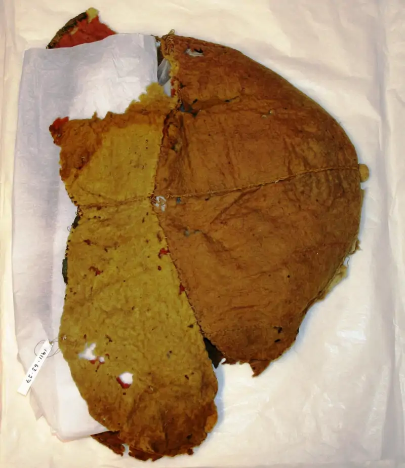 As&#237; se encontraba el sombrero antes de ser restaurado.
