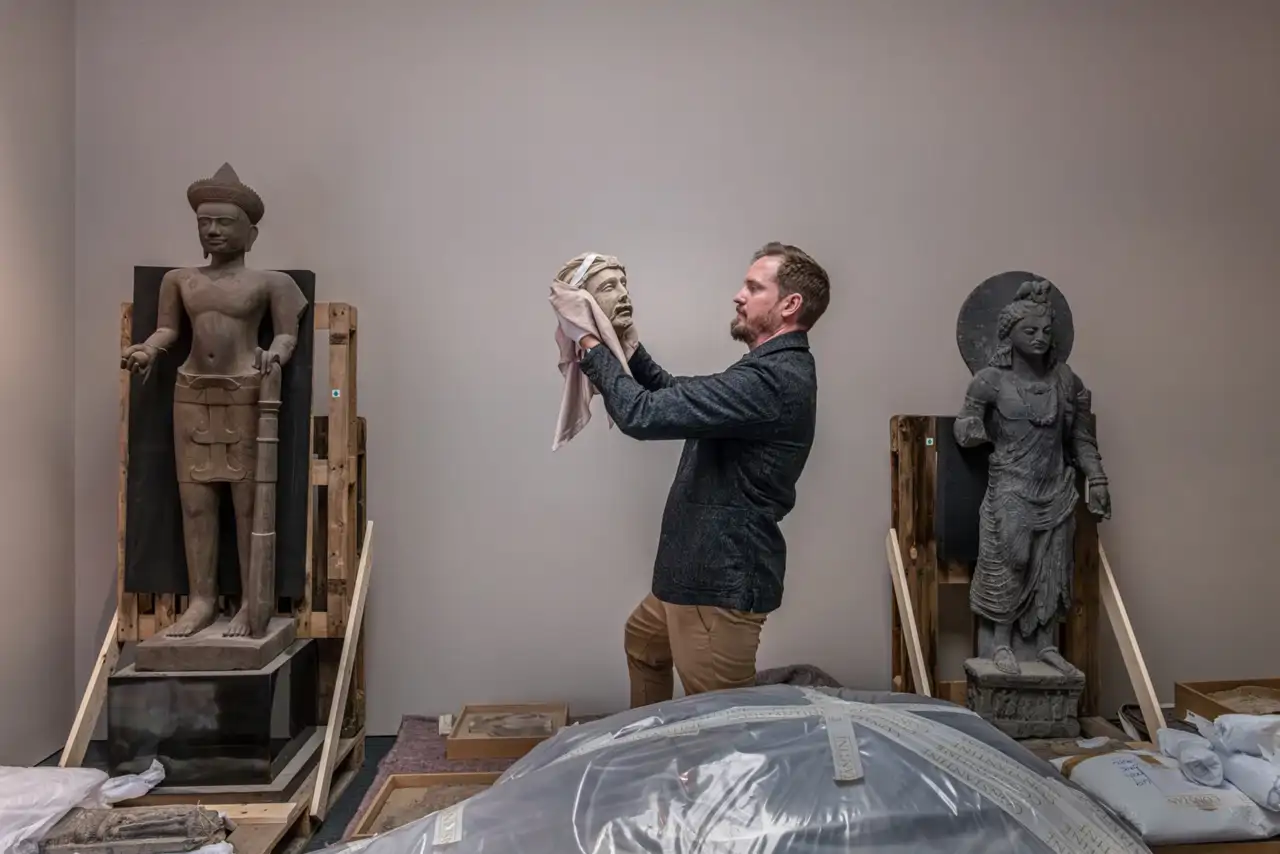 ¿Cómo acabaron cientos de antigüedades en un almacén de Londres? Estos detectives están investigando el caso