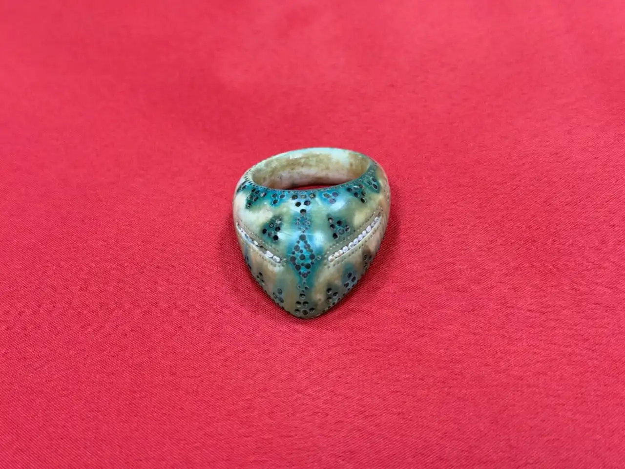 Aparece un extraño anillo de arquero de marfil en Turquía