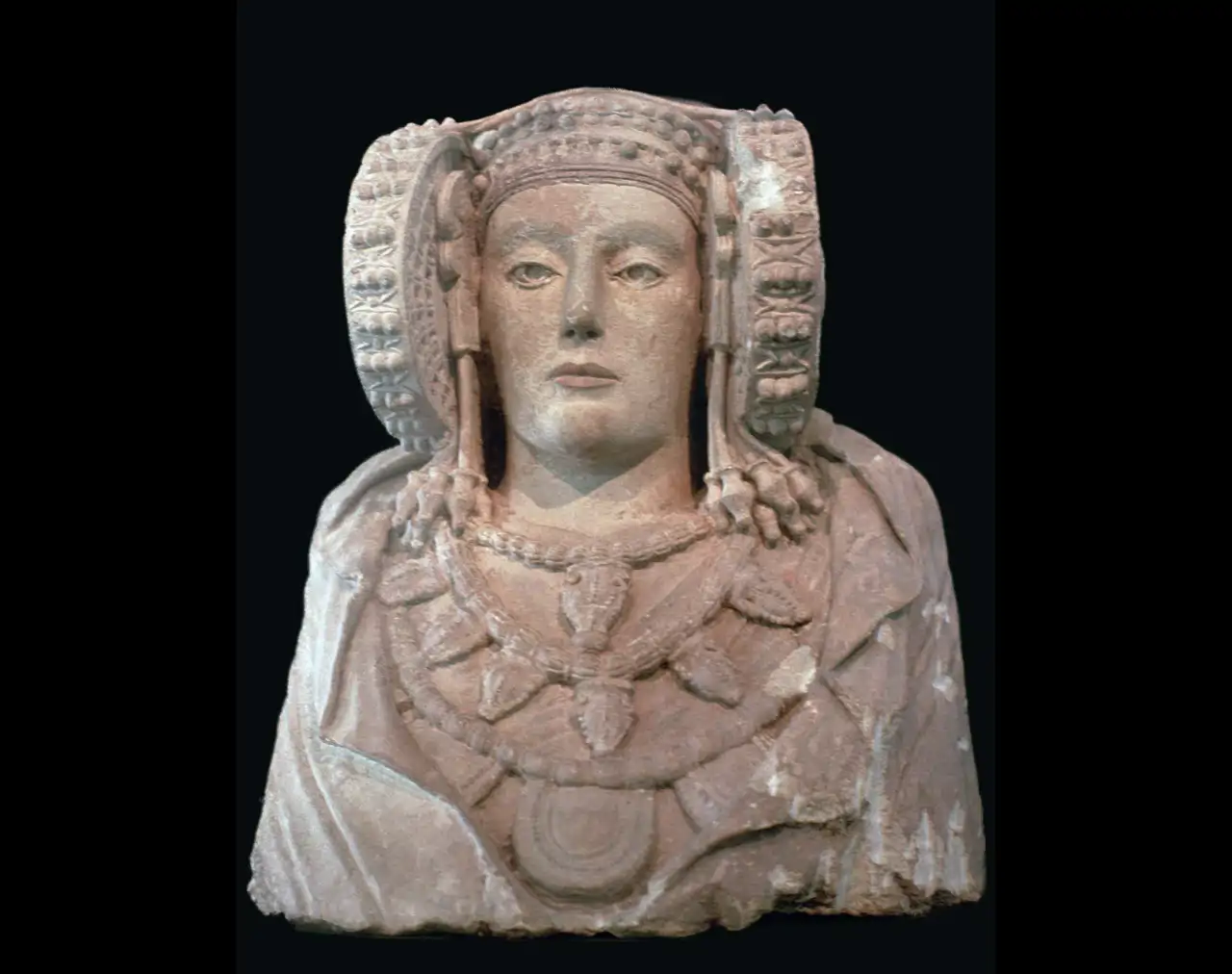 Diez esculturas ibéricas del Louvre vuelven (temporalmente) a España