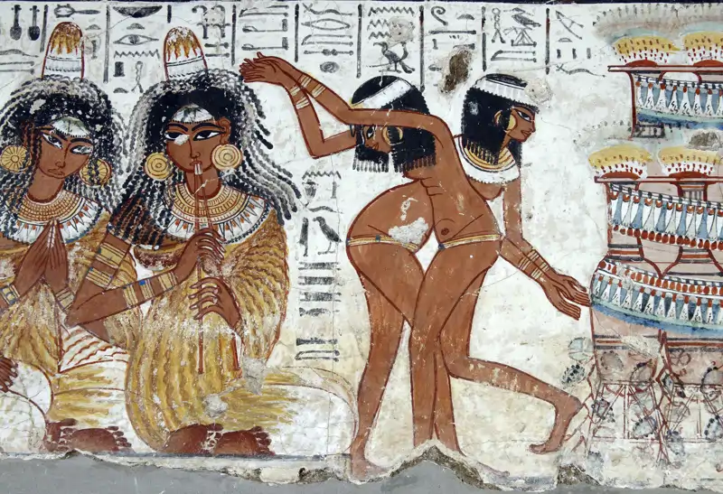 Mujeres llevan kohl en los ojos, en un mural de una tumba en Tebas (1420–1375 A C )