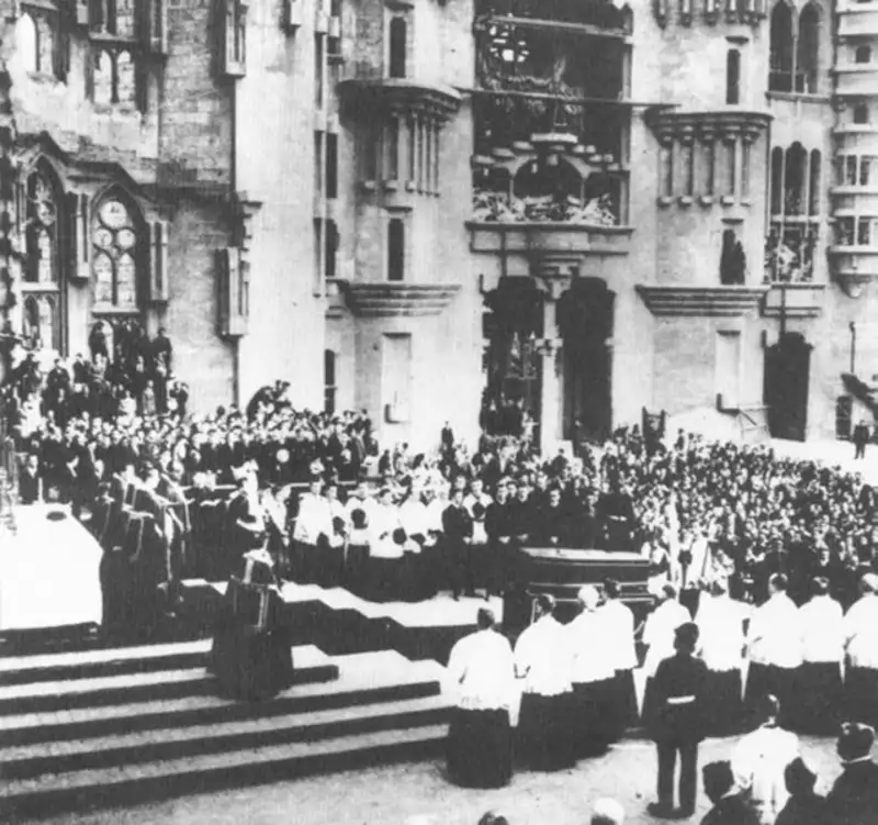 El funeral de Gaudí en 1926 congregó a cientos de personas.