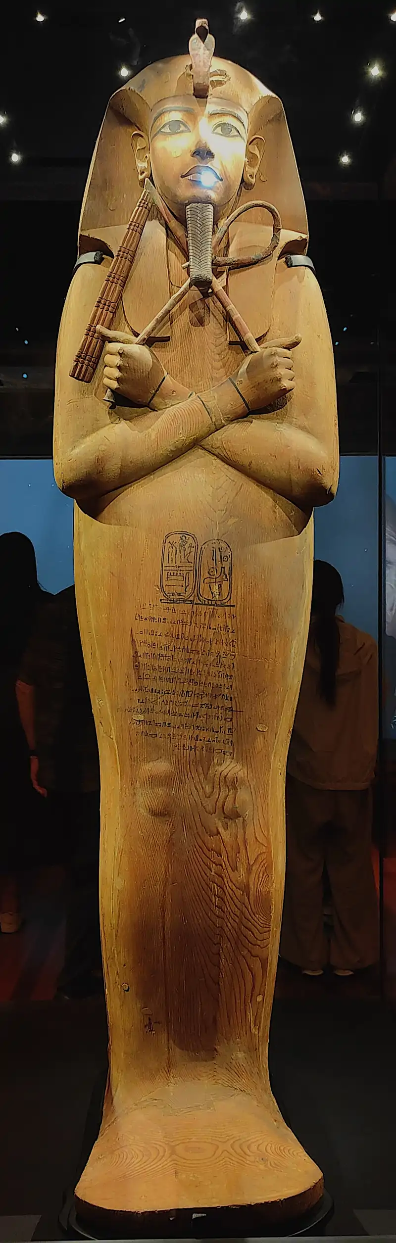 Ataúd donde fue colocada la momia de Ramsés II, descubierto en el escondrijo de Deir el-Bahari en 1881. Museo Nacional de la Civilización Eigpcia, El Cairo.