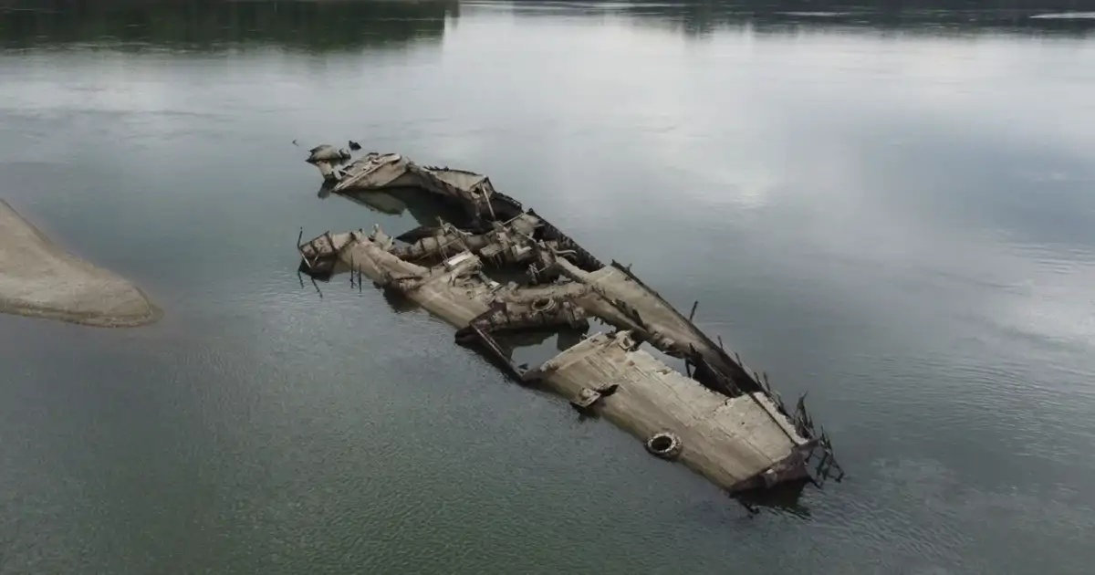 La sequía de Europa deja el Danubio sin agua y de sus profundidades emergen 200 barcos alemanes de la II GM