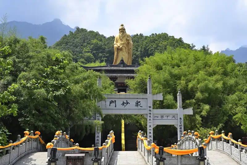 lao tse 2 estatua montaña Laojun