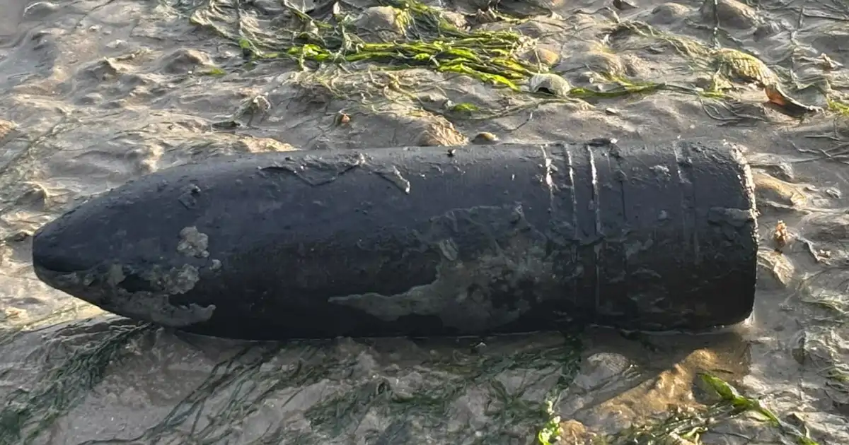 Baja la marea en Inglaterra y de la arena emerge una reliquia de la II GM perfectamente conservada